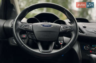 Внедорожник / Кроссовер Ford Escape 2017 в 
