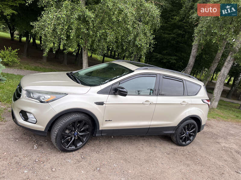 Внедорожник / Кроссовер Ford Escape 2016 в Вишневом