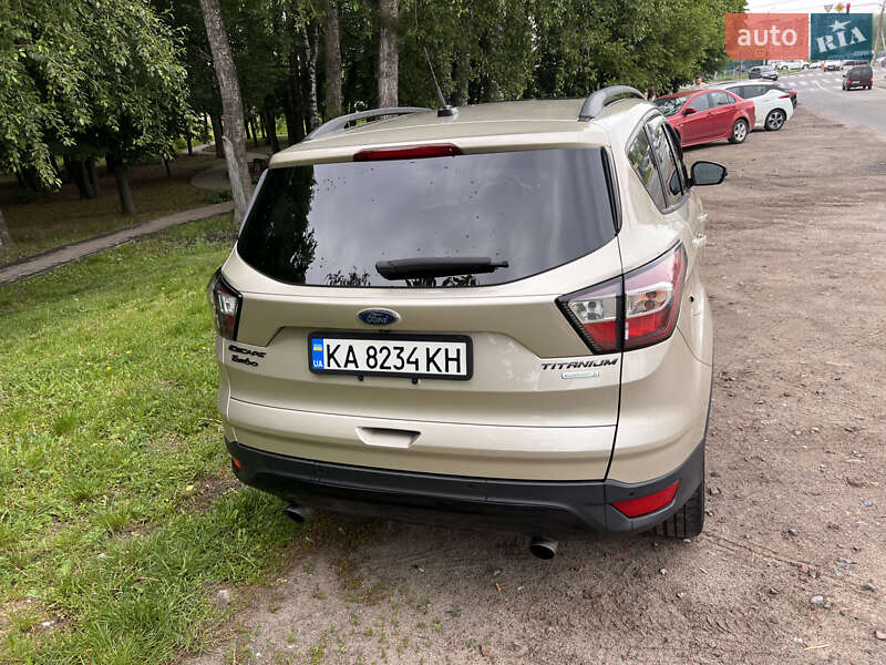 Внедорожник / Кроссовер Ford Escape 2016 в Вишневом