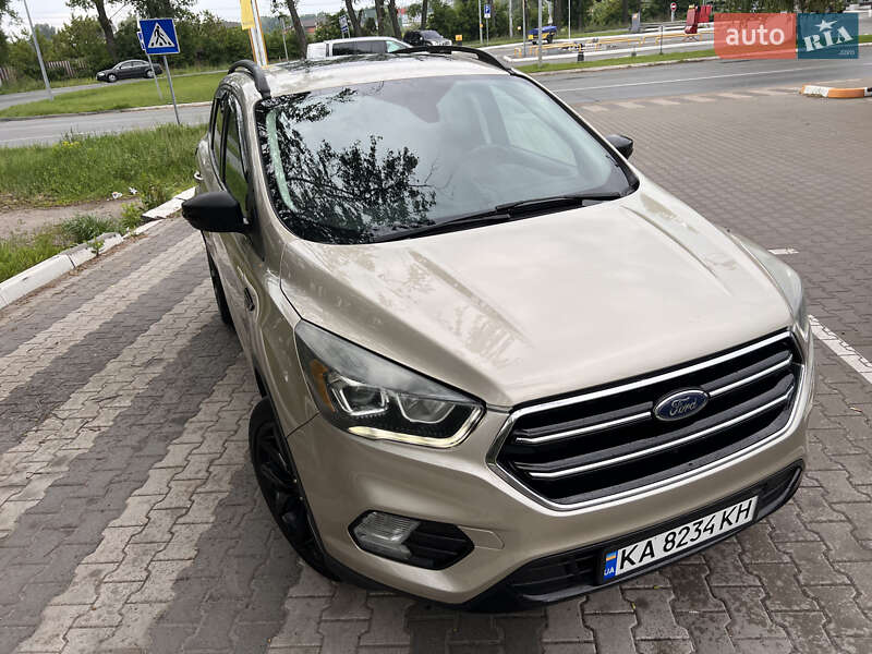 Внедорожник / Кроссовер Ford Escape 2016 в Вишневом
