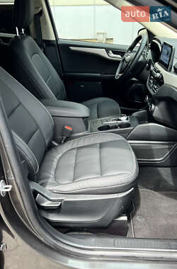 Внедорожник / Кроссовер Ford Escape 2020 в 