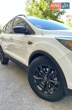 Внедорожник / Кроссовер Ford Escape 2017 в 