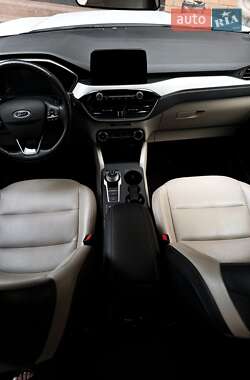 Внедорожник / Кроссовер Ford Escape 2019 в 