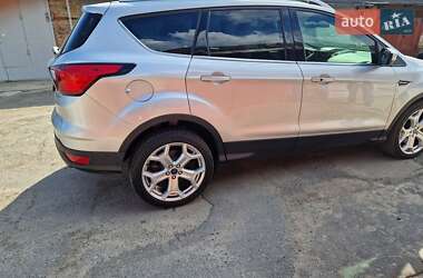 Внедорожник / Кроссовер Ford Escape 2019 в 