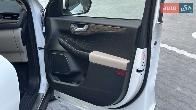 Внедорожник / Кроссовер Ford Escape 2020 в Вишневом