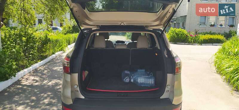 Внедорожник / Кроссовер Ford Escape 2017 в Ровно