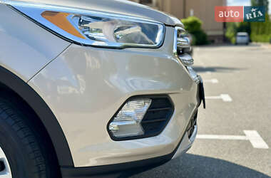 Внедорожник / Кроссовер Ford Escape 2018 в 