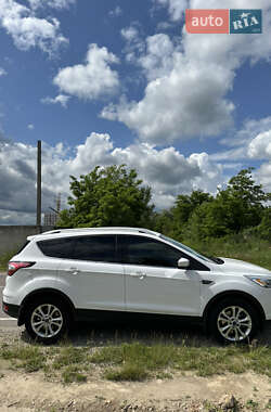 Внедорожник / Кроссовер Ford Escape 2017 в 