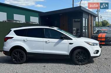 Внедорожник / Кроссовер Ford Escape 2019 в 