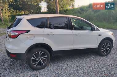Позашляховик / Кросовер Ford Escape 2016 в 