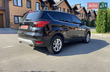 Позашляховик / Кросовер Ford Escape 2019 в 
