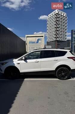 Внедорожник / Кроссовер Ford Escape 2016 в 