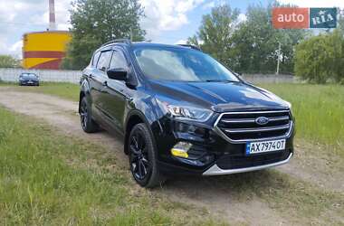 Внедорожник / Кроссовер Ford Escape 2018 в 