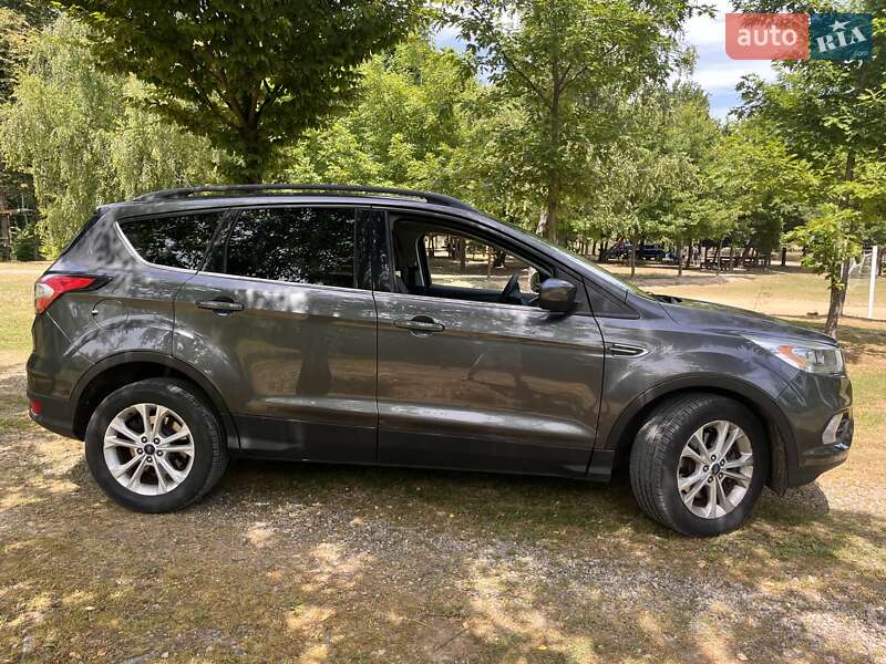 Внедорожник / Кроссовер Ford Escape 2017 в Черновцах
