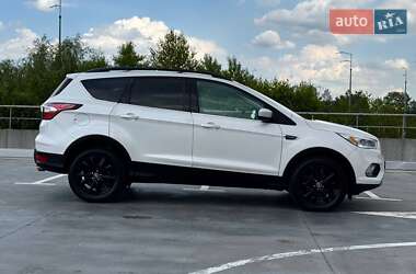 Внедорожник / Кроссовер Ford Escape 2016 в 