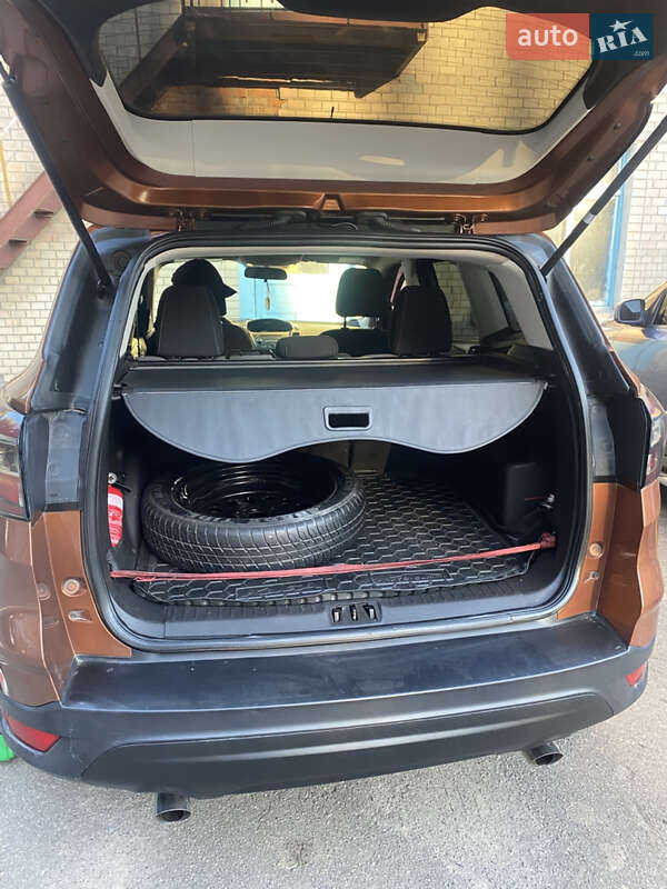 Внедорожник / Кроссовер Ford Escape 2017 в Хмельницком