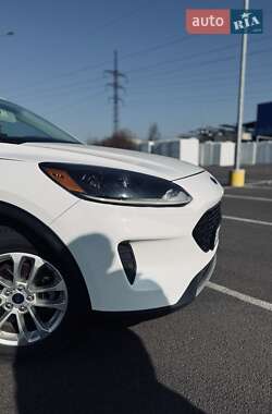 Внедорожник / Кроссовер Ford Escape 2020 в 