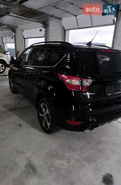 Внедорожник / Кроссовер Ford Escape 2018 в 