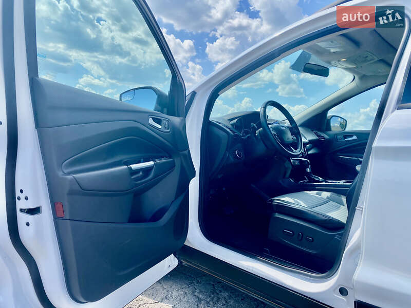 Внедорожник / Кроссовер Ford Escape 2016 в Сарнах