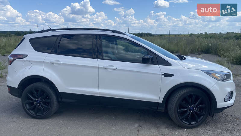 Внедорожник / Кроссовер Ford Escape 2016 в Сарнах