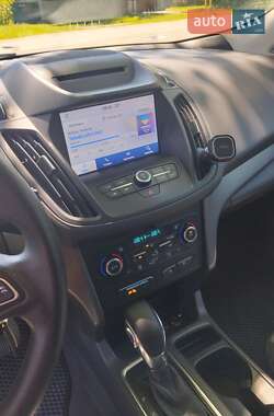 Внедорожник / Кроссовер Ford Escape 2018 в 