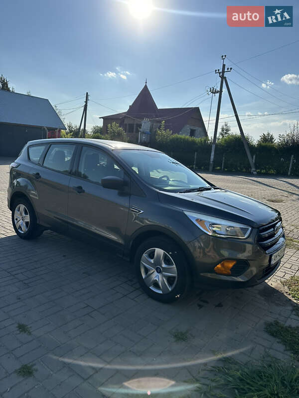 Внедорожник / Кроссовер Ford Escape 2016 в Черновцах