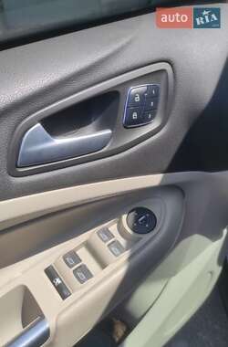 Внедорожник / Кроссовер Ford Escape 2014 в 