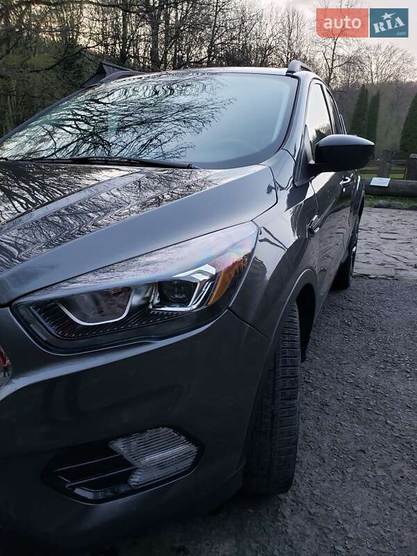 Внедорожник / Кроссовер Ford Escape 2017 в Ужгороде