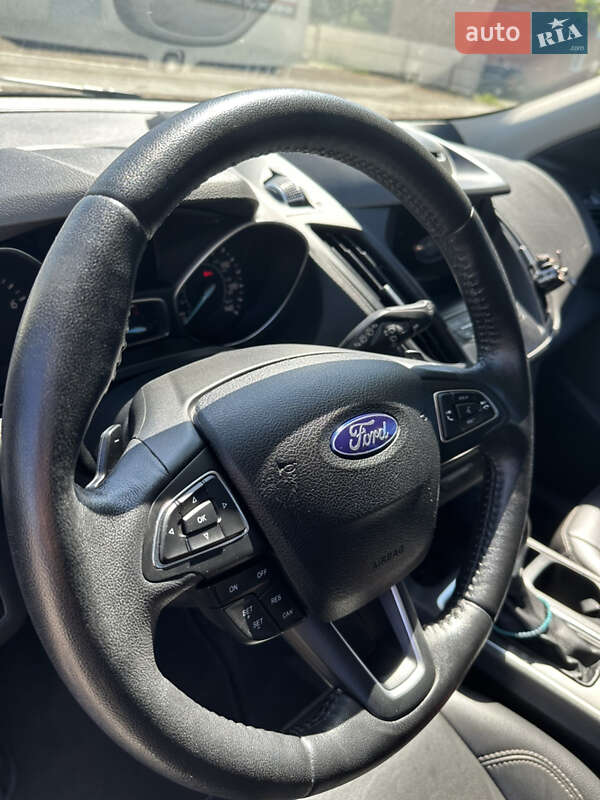 Внедорожник / Кроссовер Ford Escape 2017 в Хороле