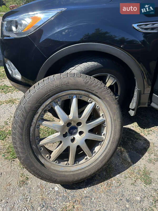 Внедорожник / Кроссовер Ford Escape 2017 в Хороле