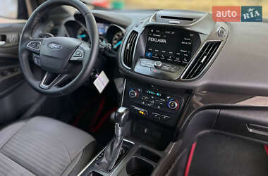 Внедорожник / Кроссовер Ford Escape 2016 в 