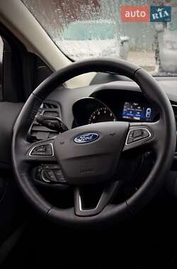 Внедорожник / Кроссовер Ford Escape 2019 в 