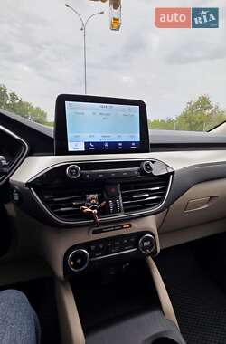 Внедорожник / Кроссовер Ford Escape 2020 в 