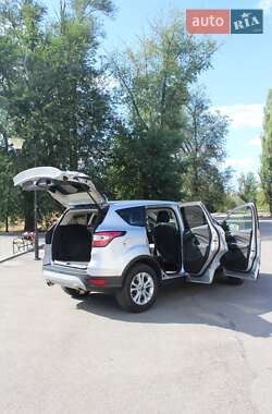 Внедорожник / Кроссовер Ford Escape 2017 в Кривом Роге