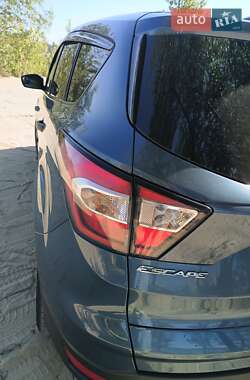 Внедорожник / Кроссовер Ford Escape 2017 в 