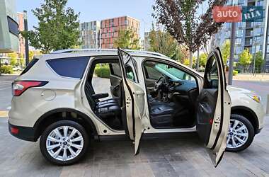 Позашляховик / Кросовер Ford Escape 2016 в 