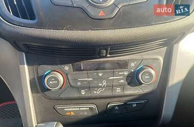 Внедорожник / Кроссовер Ford Escape 2016 в 