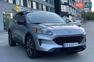 Позашляховик / Кросовер Ford Escape 2021 в 