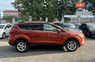 Внедорожник / Кроссовер Ford Escape 2018 в 
