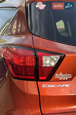 Внедорожник / Кроссовер Ford Escape 2018 в 