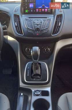 Внедорожник / Кроссовер Ford Escape 2012 в 