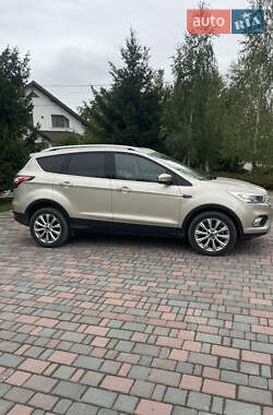 Внедорожник / Кроссовер Ford Escape 2018 в 