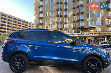 Внедорожник / Кроссовер Ford Escape 2017 в 