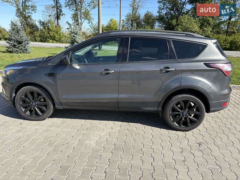Внедорожник / Кроссовер Ford Escape 2017 в Ивано-Франковске