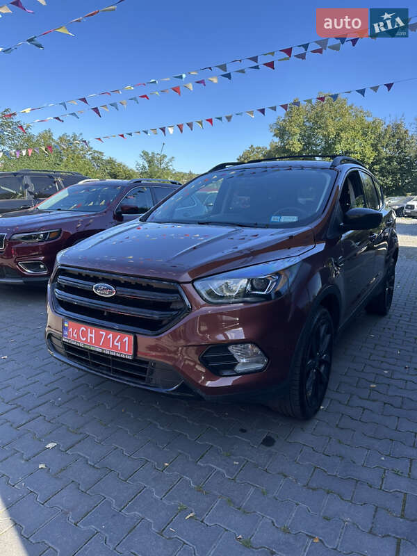 Внедорожник / Кроссовер Ford Escape 2018 в Черновцах