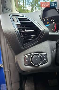Внедорожник / Кроссовер Ford Escape 2017 в 