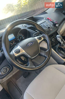 Позашляховик / Кросовер Ford Escape 2015 в 