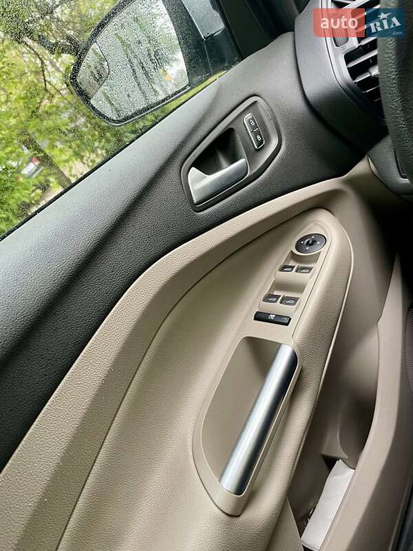 Внедорожник / Кроссовер Ford Escape 2015 в Киеве