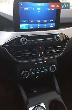 Внедорожник / Кроссовер Ford Escape 2020 в 