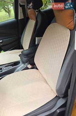 Позашляховик / Кросовер Ford Escape 2016 в 